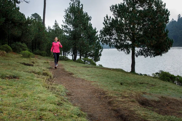 Atleta Corriendo Aire Libre Cerca Lago Con Montañas Fondo — Foto de Stock