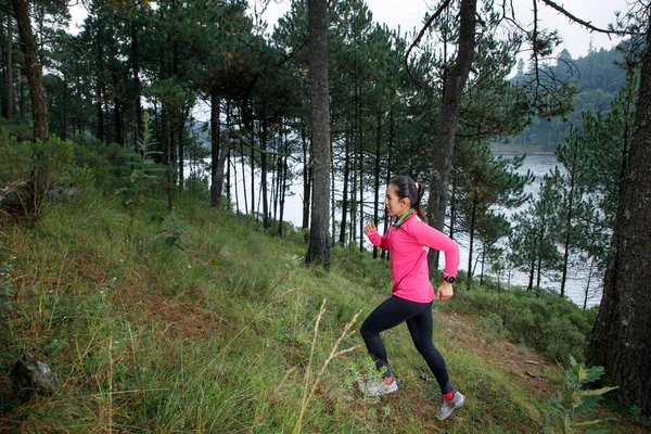 Atleta Corriendo Bosque Escalando Una Montaña Que Está Cerca Lago — Foto de Stock