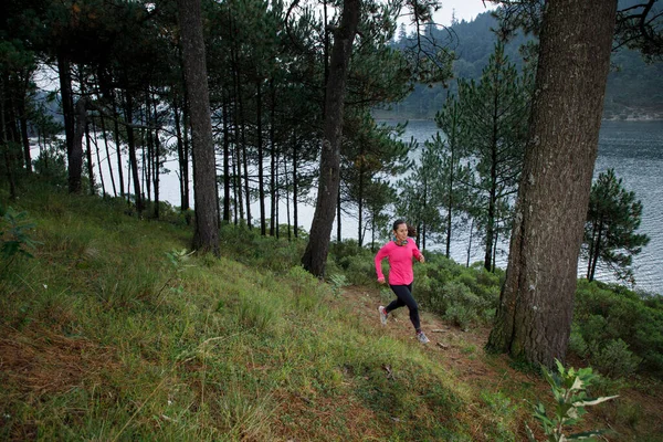 Atleta Corriendo Bosque Escalando Una Montaña Que Está Cerca Lago — Foto de Stock