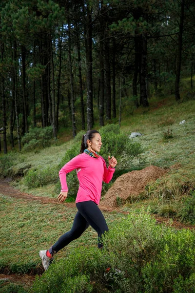 Atleta Corriendo Bosque Escalando Una Montaña Que Está Cerca Lago — Foto de Stock