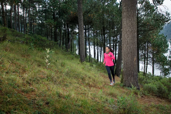 Mujer Corriendo Bosque Escalando Montañas Con Lago Fondo — Foto de Stock