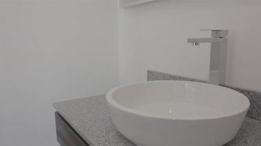 Lüks bir apartman banyosundaki mermer bir zeminde kilitli lavabo. Emlak projeleri için prizler
