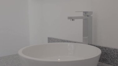 Lüks bir apartman banyosundaki mermer bir zeminde kilitli lavabo. Emlak projeleri için prizler