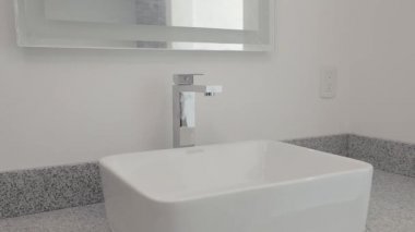 Lüks bir apartman banyosundaki mermer bir zeminde kilitli lavabo. Emlak projeleri için prizler