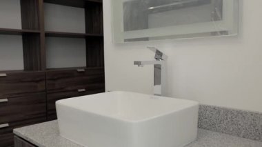 Lüks bir apartman banyosundaki mermer bir zeminde kilitli lavabo. Emlak projeleri için prizler