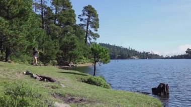 Aktif bir kadın dağda koşuyor, direniş eğitimi alıyor, sağlıklı bir yaşam tarzı için.