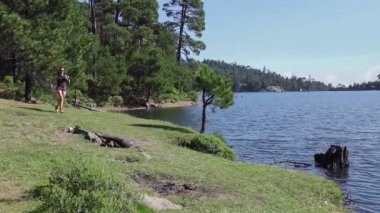 Aktif bir kadın dağda koşuyor, direniş eğitimi alıyor, sağlıklı bir yaşam tarzı için.