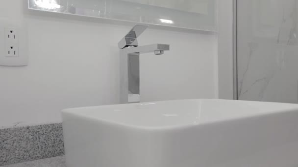 豪華なアパートのバスルームで大理石のベースにロック可能なシンク 不動産プロジェクトのためのソケット — ストック動画
