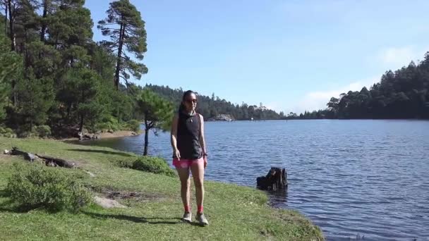 Mujer Caminando Cerca Lago Aire Libre Las Montañas Después Hacer — Vídeos de Stock