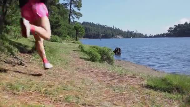 Joven Sendero Corriendo Mujer Corriendo Montaña Aire Libre Haciendo Entrenamiento — Vídeos de Stock