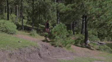 Aktif bir kadın dağda koşuyor, direniş eğitimi alıyor, sağlıklı bir yaşam tarzı için.