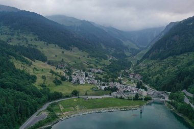 İtalyan Alpleri insansız hava aracı görünümü 