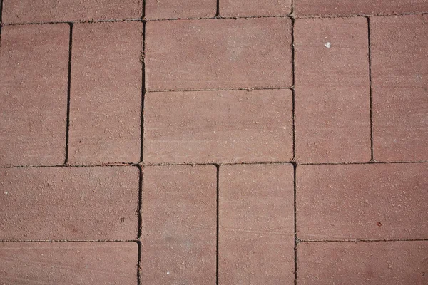 Fotnova doku, Kırmızı kaldırım fayans döşeme