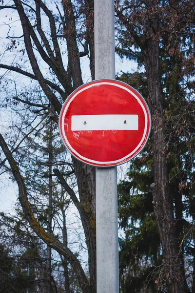 Doğa arka planda eski stop işareti