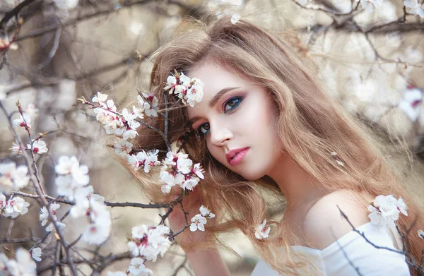 Bir Çiçek Ağacının Arka Planına Karşı Uzun Saçlı Güzel Kız — Stok fotoğraf