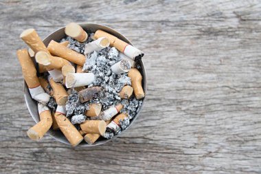 Kültünün sigara izbutları ile dolu ahşap arka plan üzerinde yakın çekim