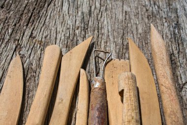 Ahşap arka planda çömlek araçları yakın çekim