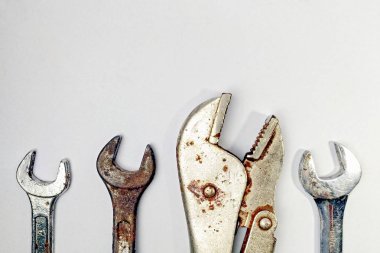 Beyaz arka planda yalıtılmış araçlar kümesi