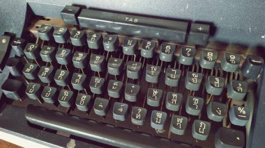 Daktiloyu Tayland alfabesiyle kapat