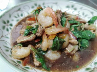 Tayland Fesleğenli Kızarmış Karides