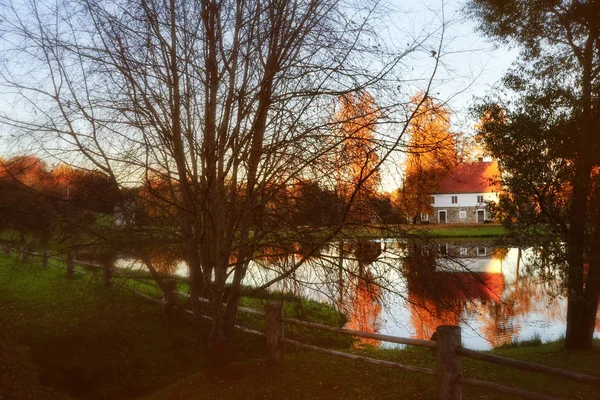 Idyllische Herbstlandschaft Mit Einem Ferienhaus Umgeben Von Goldenen Bäumen Und — Stockfoto