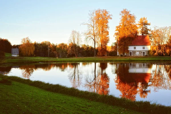 Scenic Autumn Landscape Cottage Surrounding Golden Trees Beautiful Lake — Stock Photo, Image