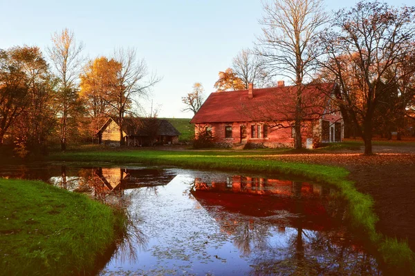 Idyllic Autumn Landscape Cottages Surrounding Golden Trees Beautiful Lake — Stock Photo, Image