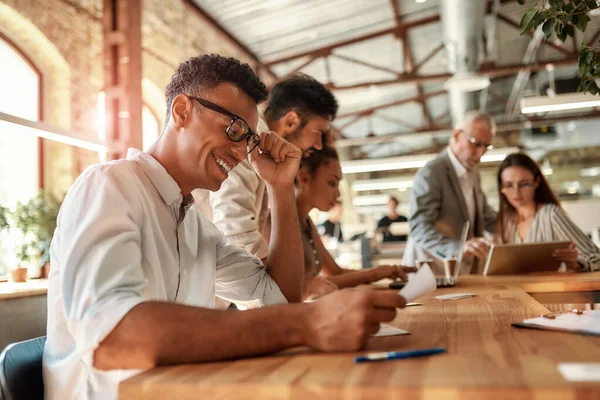 Squadra di successo al lavoro. Gruppo di uomini d'affari che lavorano insieme e comunicano nell'ufficio moderno — Foto Stock