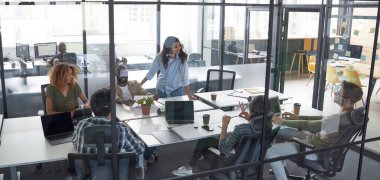 Başarılı proje ekibi birlikte çalışıyor ve modern ofiste iletişim kuruyor. Çok ırklı iş adamlarından oluşan bir grup yönetim kurulu veya konferans odasında toplantı yapıyor.