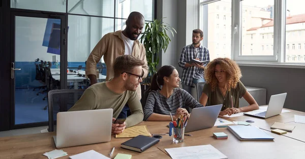 Teamwork. Gruppe junger glücklicher multikultureller Geschäftsleute, die in modernen Büros zusammenarbeiten, kommunizieren und frische Ideen austauschen — Stockfoto