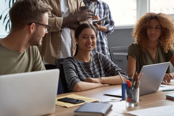 Gruppo di giovani imprenditori multiculturali che lavorano insieme. Felice bella donna asiatica sorridente alla macchina fotografica, comunicare con i colleghi nell'ufficio moderno — Foto Stock