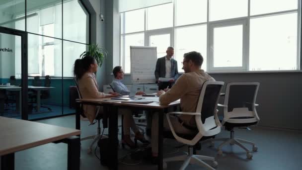 Mannelijke teamleider of executive uitleggen business strategie op whiteboard aan collega 's, het geven van presentatie — Stockvideo