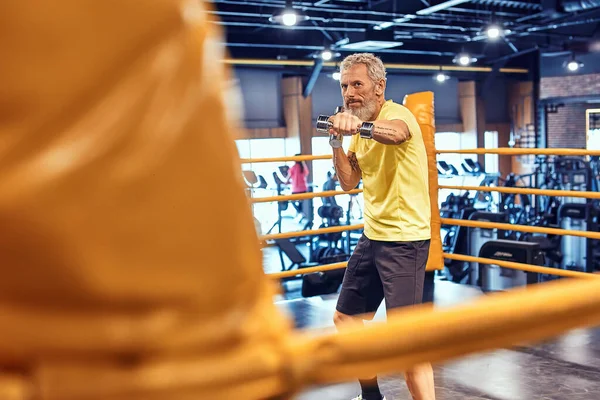 Bestes Cardio. Sportlich reifer Mann in Sportbekleidung boxt, während er im Fitnessstudio auf dem Ring steht — Stockfoto