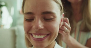 Şımartılıp tedavi edilirken gülümseyen bir kadını yakalayan enfes bir güzellik seansı.