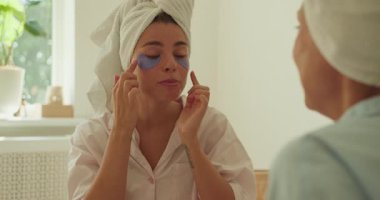İki yakın arkadaş birlikte maske takarak rahatlatıcı ve tazeleyici bir cilt bakımının keyfini çıkarıyorlar.