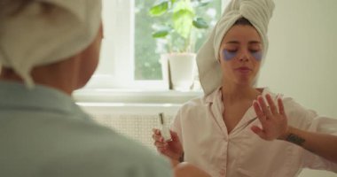 İki yakın arkadaş, renkli maske takarak keyifli, keyifli bir bencillik seansı yapıyorlar.