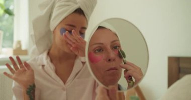 Renkli makyajlar ve parlak gülümsemelerle dolu keyifli ve neşeli bir cilt bakımı.