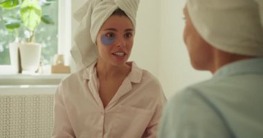 Arkadaşlar dingin bir atmosferde cilt bakımı, kahkaha ve gevşeme ile dolu yenilenmiş bir spa gününün tadını çıkarırlar.