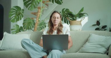 Bir kadın evindeki konfordan uzak bir işe girişiyor, modern ve sakin bir çalışma ortamı sergiliyor.