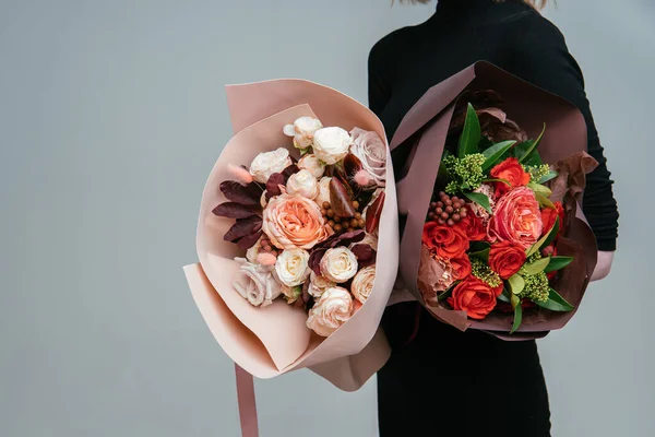 부르군 패키지에 꽃다발을 배경을 여인의 복숭아 패키지에 꽃다발을 놓는다 카네이션 — 스톡 사진