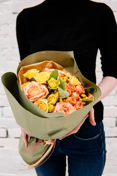 Bukett Med Blommor Pistaschfärgade Paket Händerna Kvinna Florist Bakgrunden Vit — Stockfoto