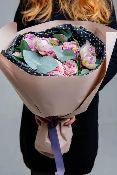 Bukett Med Blommor Dammiga Rosa Paket Händerna Rödhårig Flicka Florist — Stockfoto