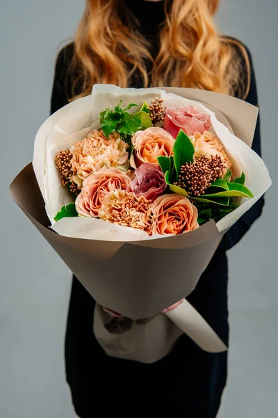 Ramillete Flores Paquete Beige Las Manos Florista Pelirroja Sobre Fondo — Foto de Stock