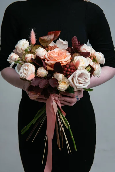 Bouquet Flowers Hands Woman Florist Light Background Rosa Cotinus Brunia — Stock Photo, Image