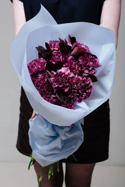 Bukett Med Blommor Blått Transparent Paket Händerna Kvinna Florist Nejlika — Stockfoto