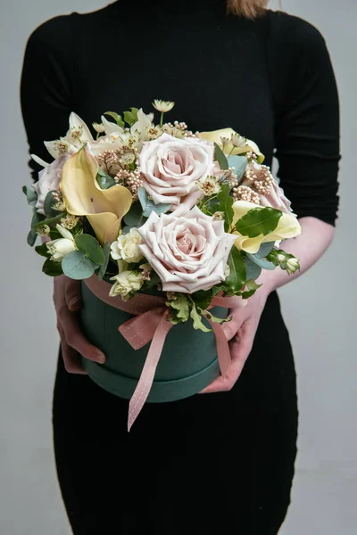 Bouquet Fleurs Boîte Chapeau Vert Dans Les Mains Une Fleuriste — Photo