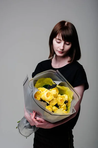 Portret Van Jonge Vrouwelijke Bloemist Met Boeket Bloemen Transparante Verpakking — Stockfoto