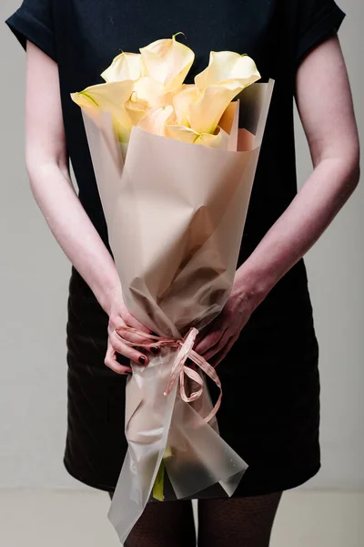 Bouquet Fleurs Calla Paquet Beige Entre Les Mains Une Fleuriste — Photo