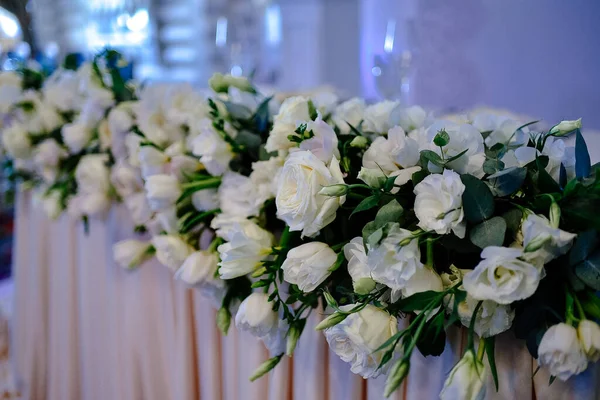 Arrangement Fleurs Sur Table Des Jeunes Mariés Avec Des Fleurs — Photo