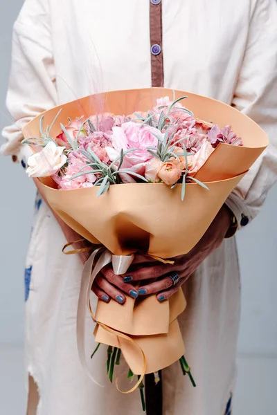 Bouquet Flowers Color Mustard Foamiran Package Hands Woman Florist Rose — Stock Photo, Image